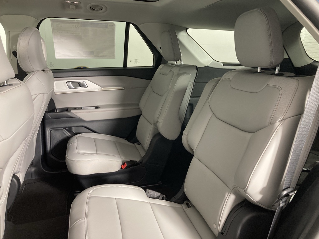 2025 Ford Explorer photo 3