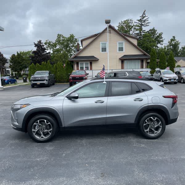 2025 Chevrolet Trax LT photo 3