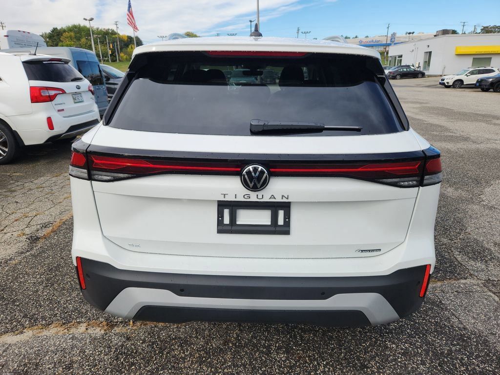2025 Volkswagen Tiguan SE photo 2