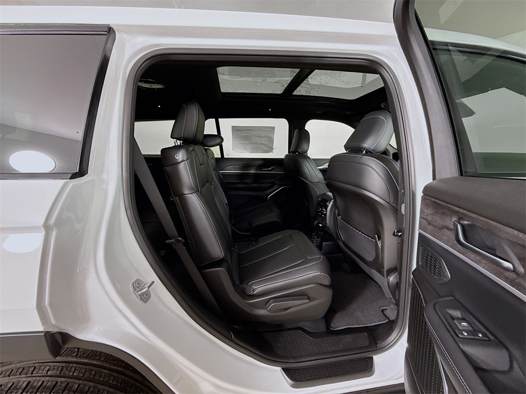2025 Jeep Grand Cherokee Limited photo 30