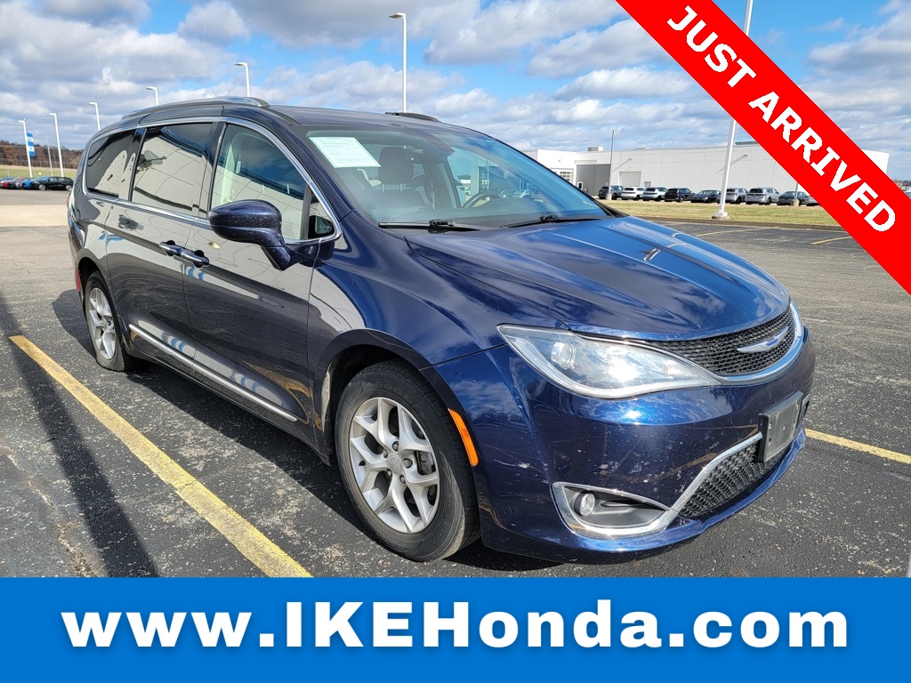 2019 Chrysler Pacifica Touring L's photo