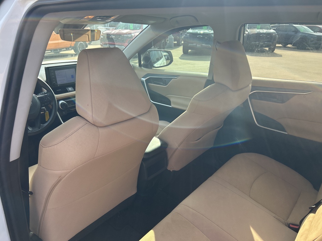2021 Toyota RAV4 LE photo 18