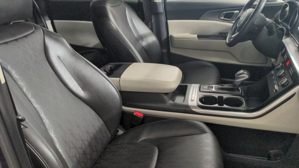 2024 Kia Carnival LX photo 28