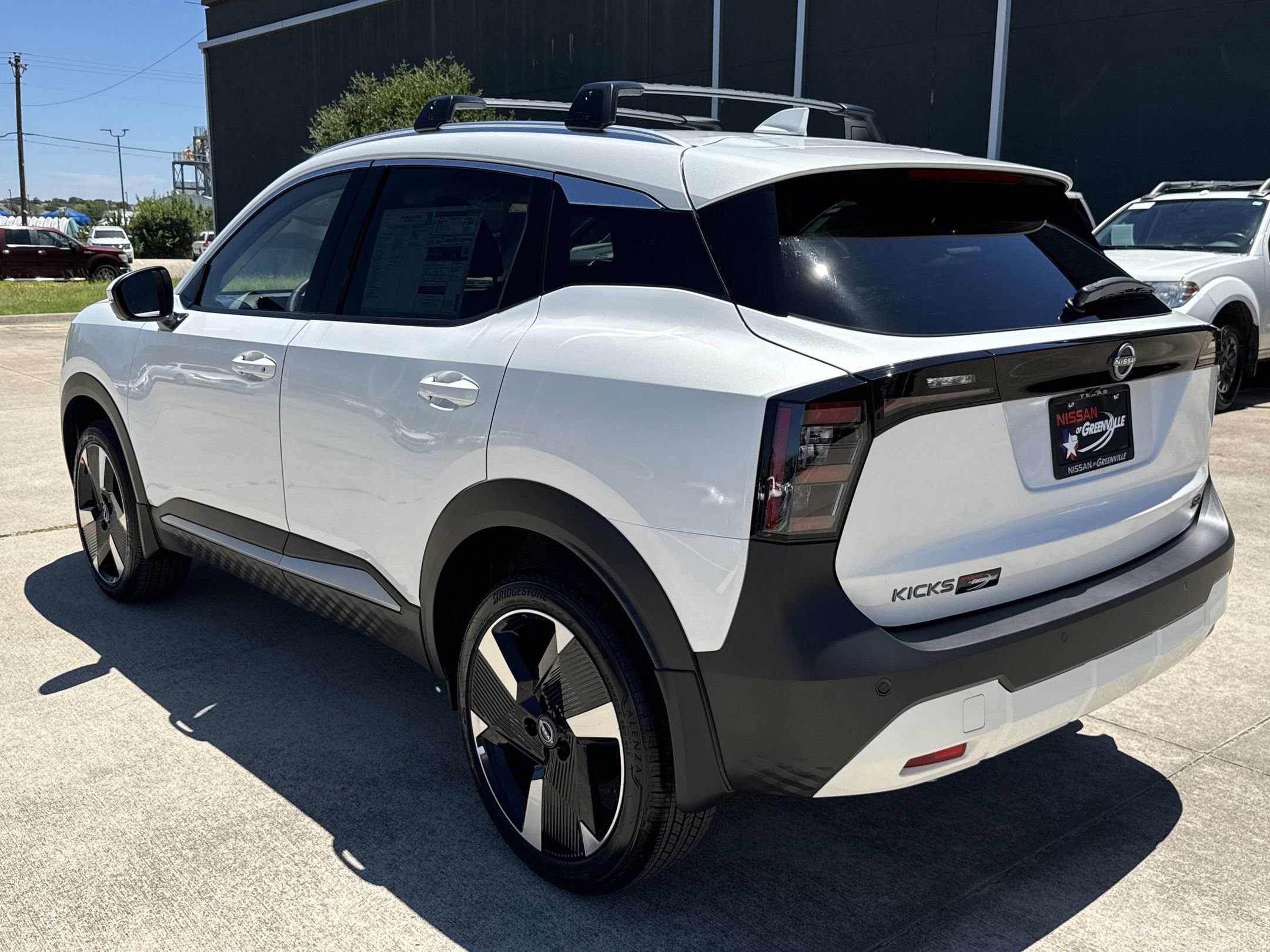 2025 Nissan Kicks SR photo 3