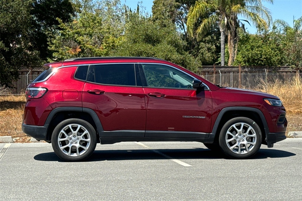 2022 Jeep Compass Latitude Lux photo 3