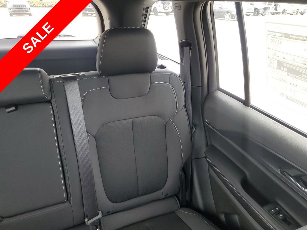 2025 Jeep Grand Cherokee Laredo Altitude photo 12