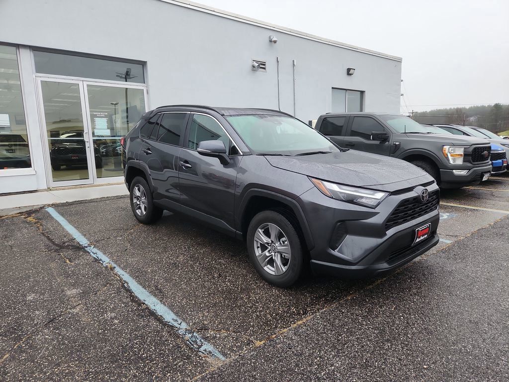 2024 Toyota RAV4 XLE's photo