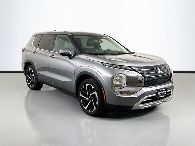 2022 Mitsubishi Outlander SE's photo