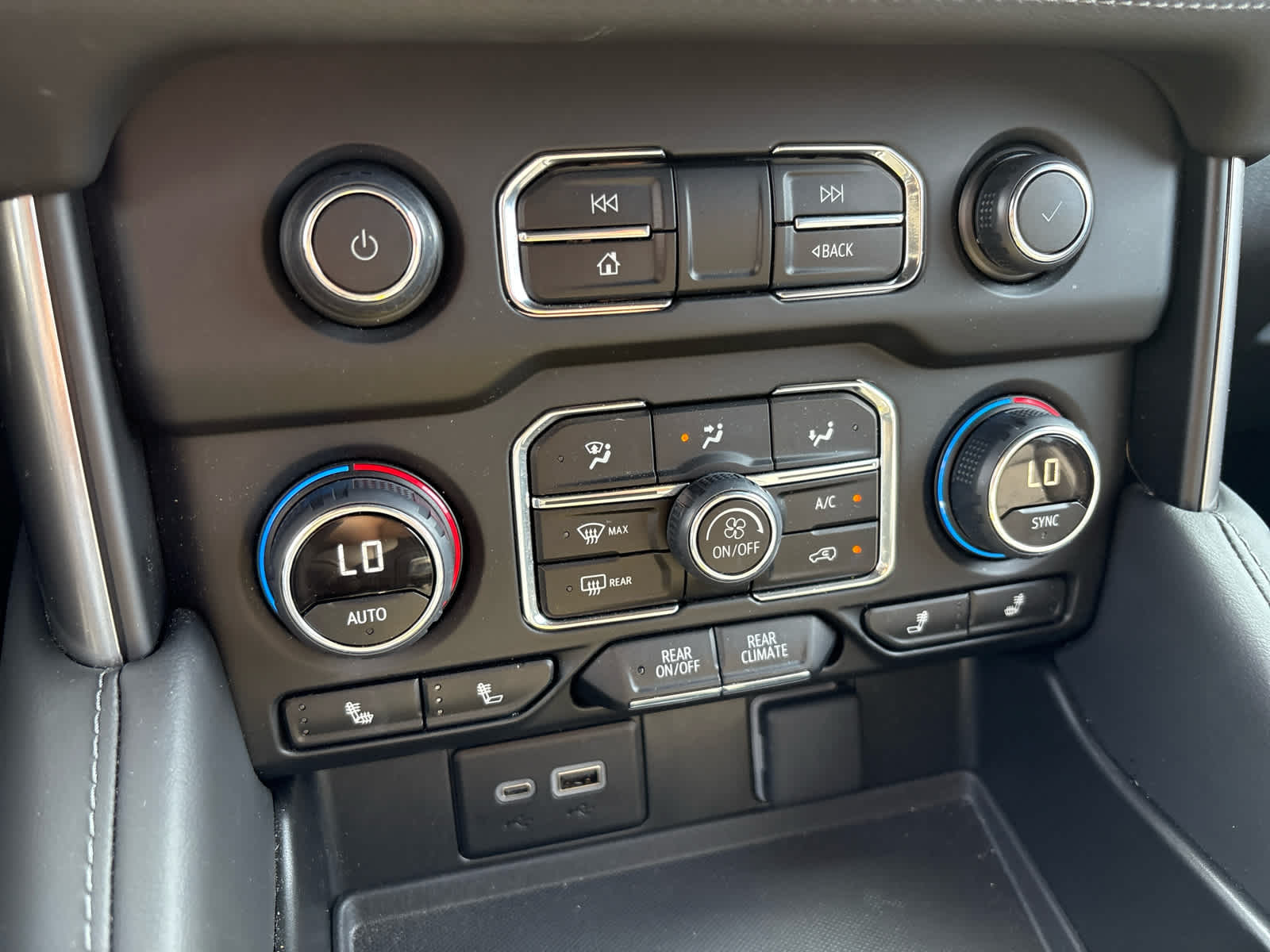 2024 Chevrolet Suburban Z71 photo 24
