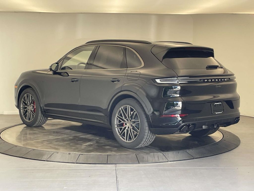 2025 Porsche Cayenne Turbo E-Hybrid photo 3