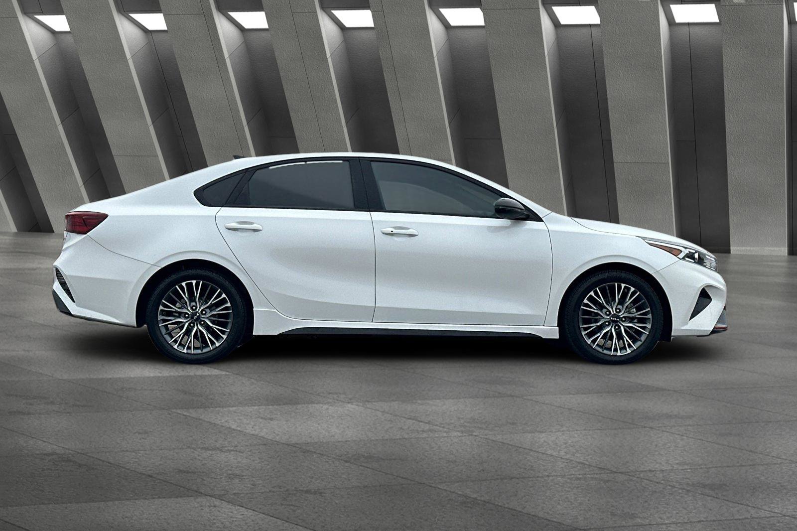 2022 Kia Forte GT-Line photo 3