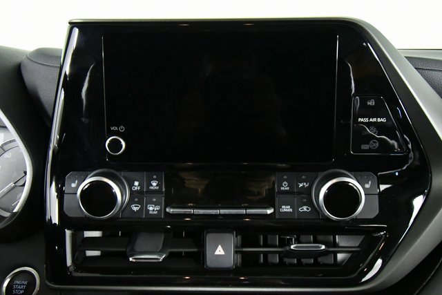 2024 Toyota Highlander LE photo 3