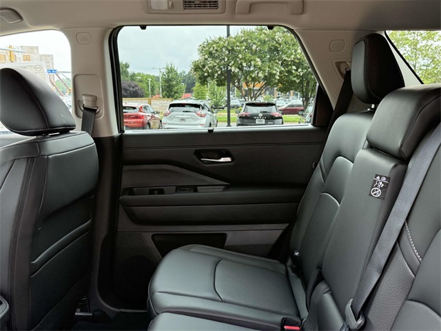 2025 Nissan Pathfinder SL photo 16