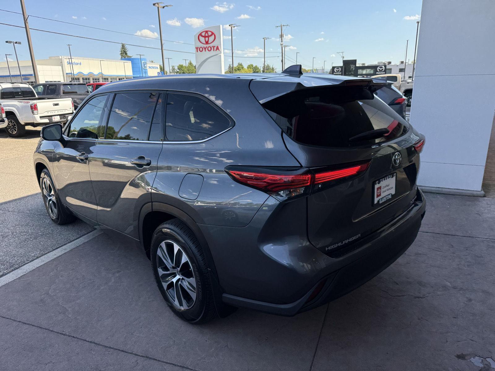 2021 Toyota Highlander XLE photo 3