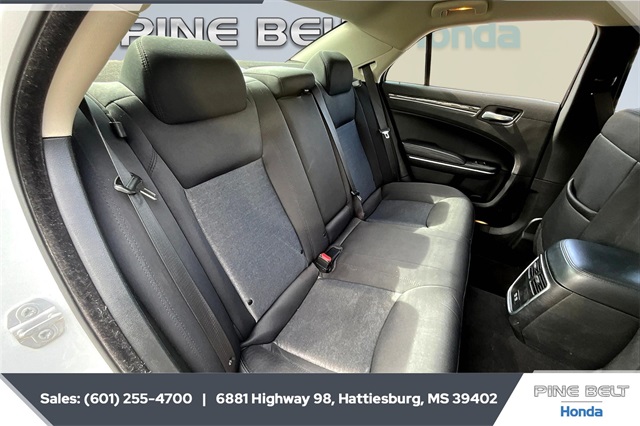 2022 Chrysler 300 Touring photo 18