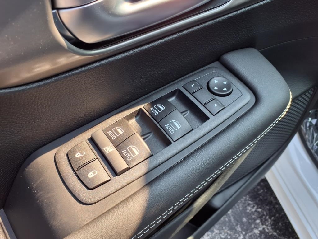 2026 Chrysler Pacifica photo 7