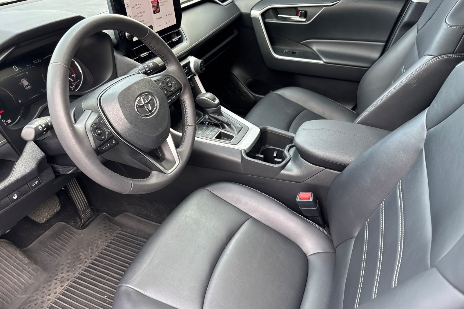2023 Toyota RAV4 XLE Premium photo 9