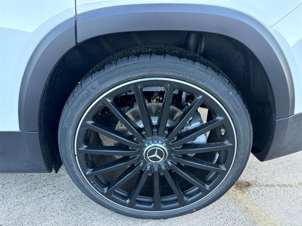 2025 Mercedes Benz GLB 35 AMG 4MATIC photo 2