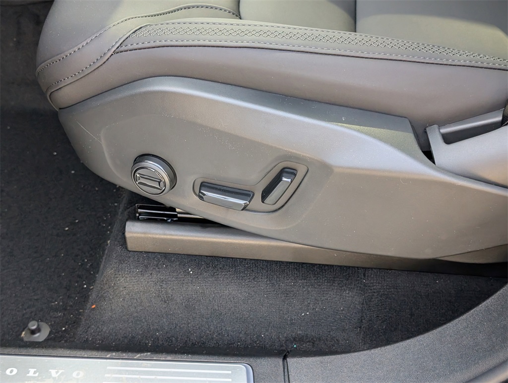 2025 Volvo XC90 T8 Plus photo 16