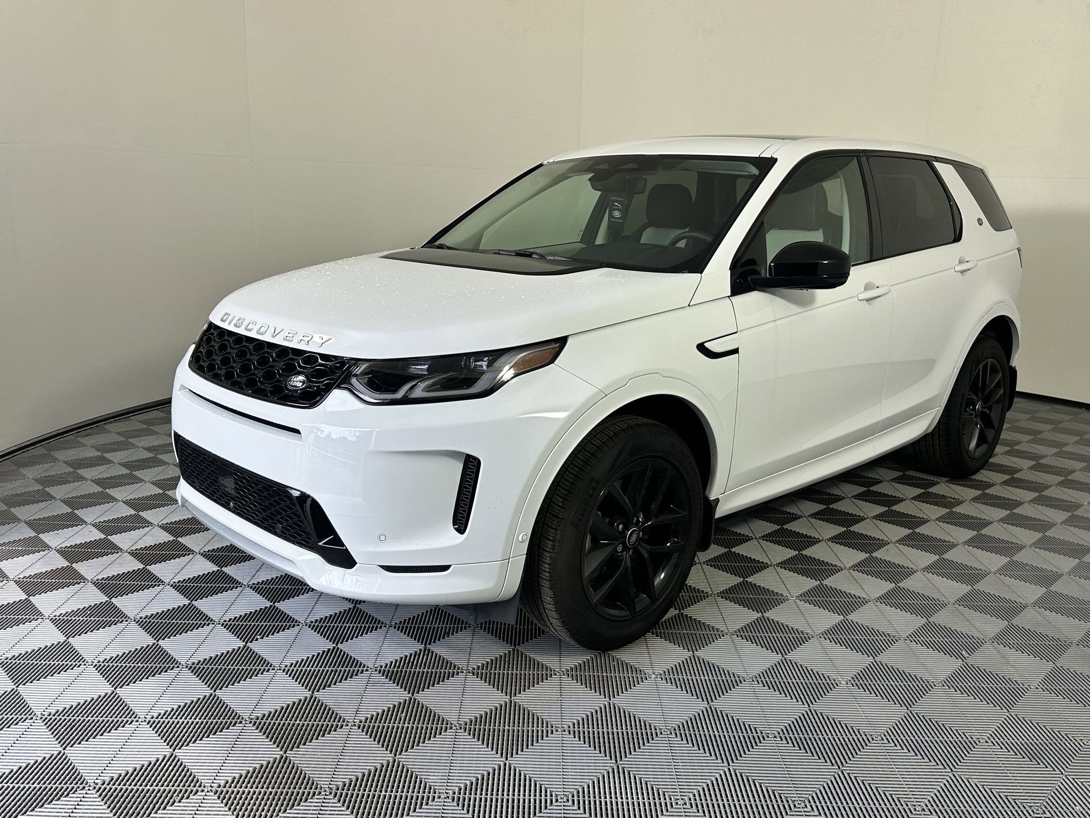 2024 Land Rover Discovery Sport S's photo