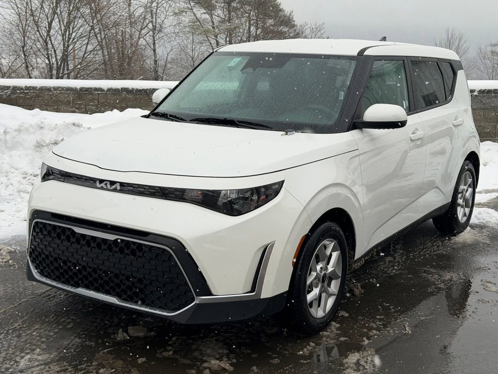 2024 Kia Soul LX's photo