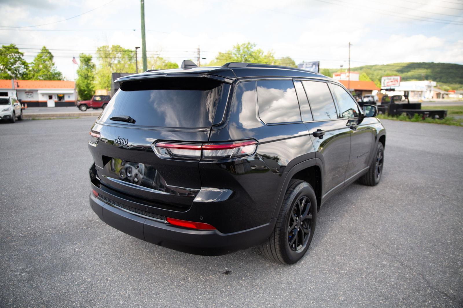 2024 Jeep Grand Cherokee Altitude photo 3
