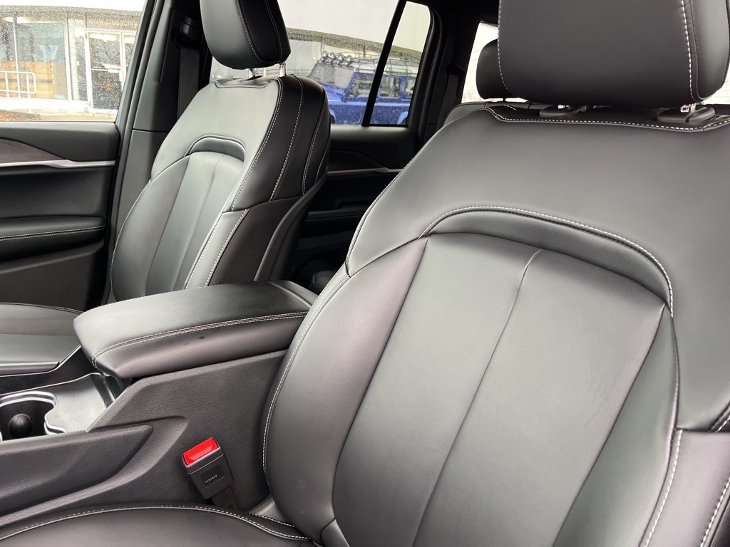 2025 Jeep Grand Cherokee Limited photo 3