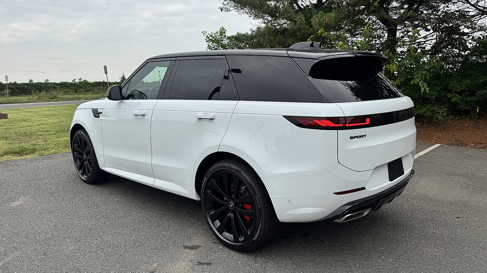 2025 Land Rover Range Rover Sport SE photo 3