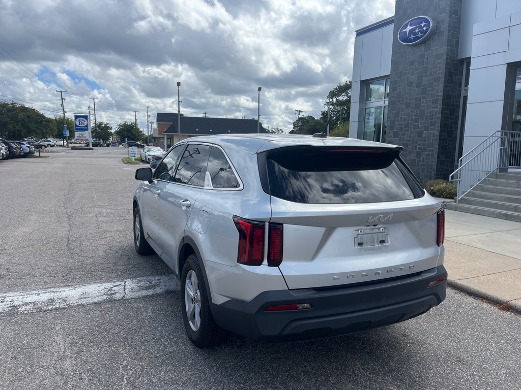 2022 Kia Sorento LX photo 2