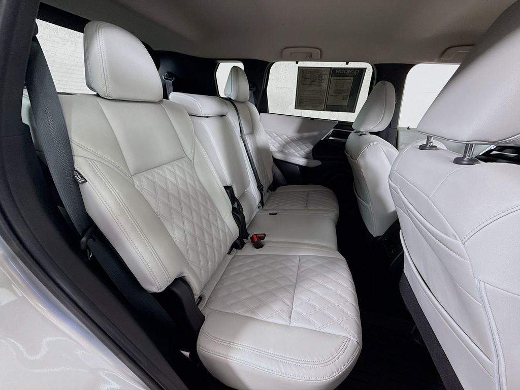 2024 Mitsubishi Outlander SEL photo 25