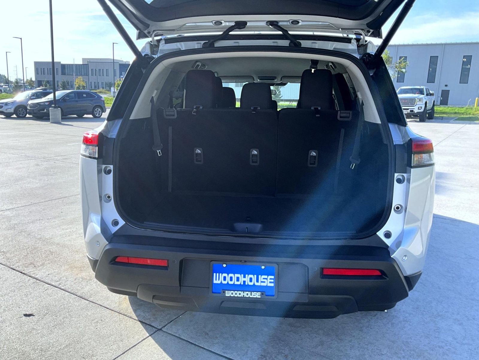 2025 Nissan Pathfinder SV photo 9