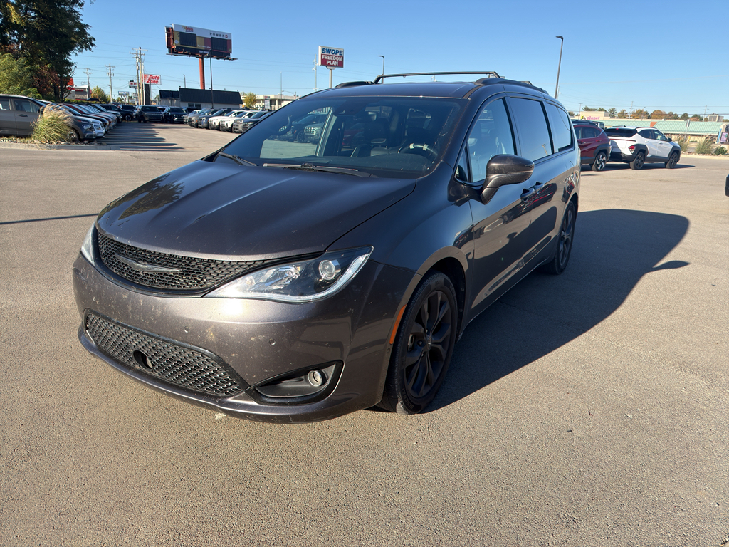 2019 Chrysler Pacifica Limited photo 2