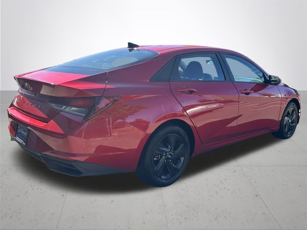 2023 Hyundai Elantra SEL photo 7