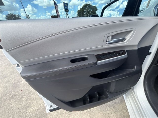 2023 Toyota Sienna XLE photo 3