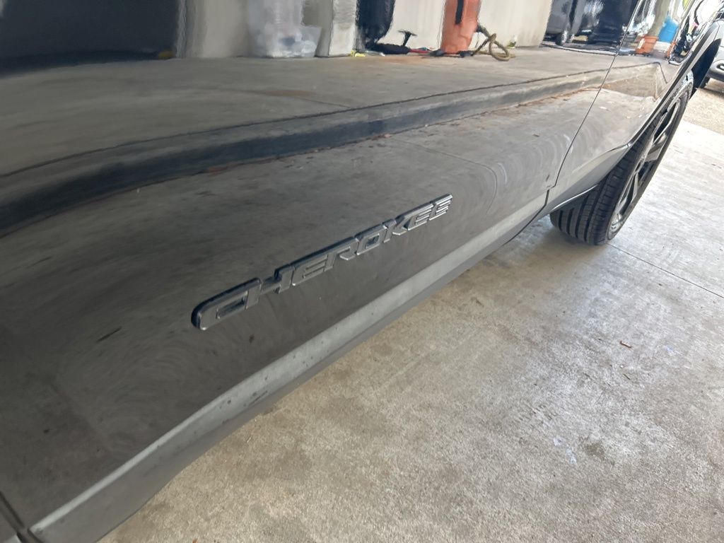 2019 Jeep Cherokee Altitude photo 3