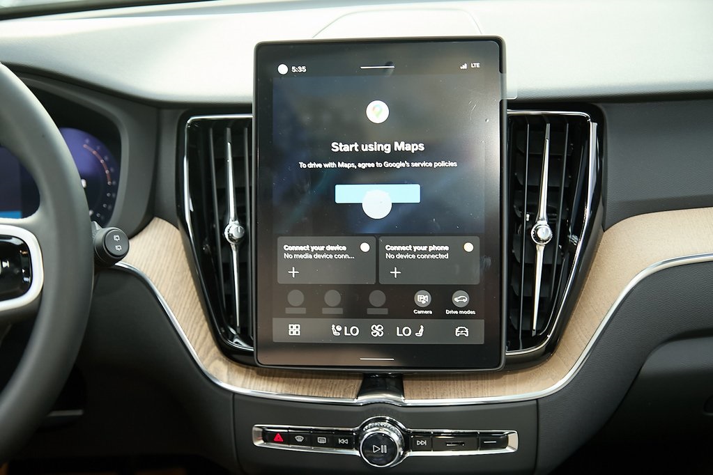 2026 VOLVO XC60 - Image 25