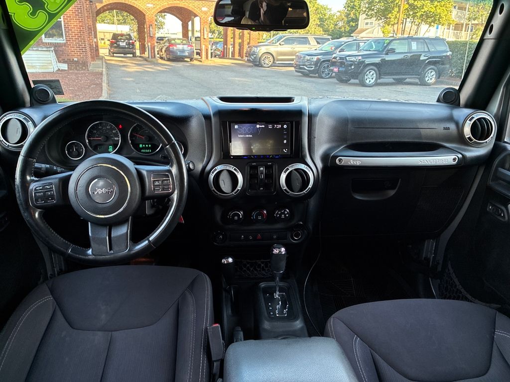2013 Jeep Wrangler Unlimited Sahara photo 12