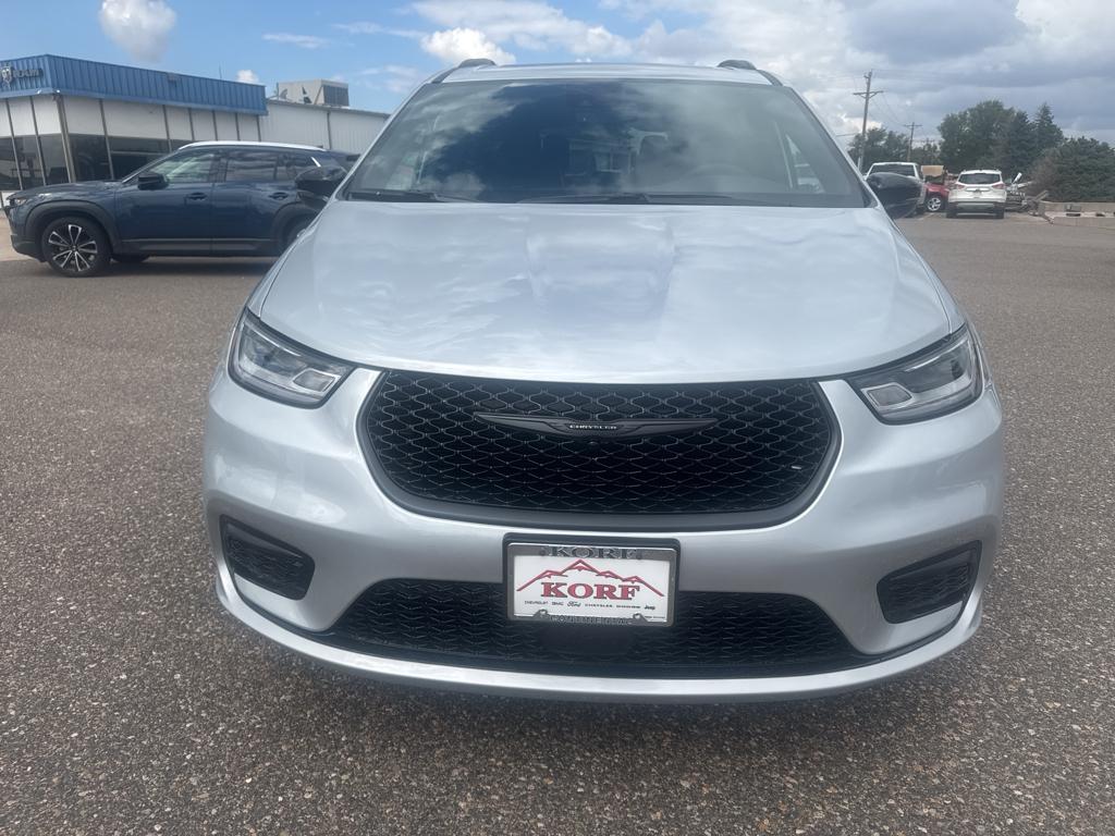 2026 Chrysler Pacifica Limited photo 3