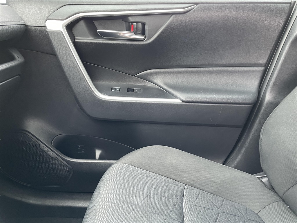 2022 Toyota RAV4 XLE photo 19