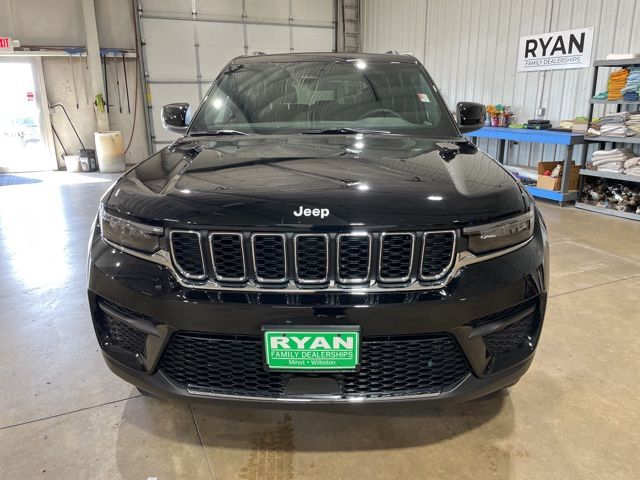 2025 Jeep Grand Cherokee Laredo Altitude photo 2