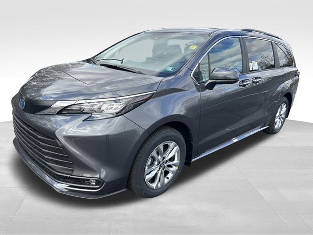 2025 Toyota Sienna XLE's photo