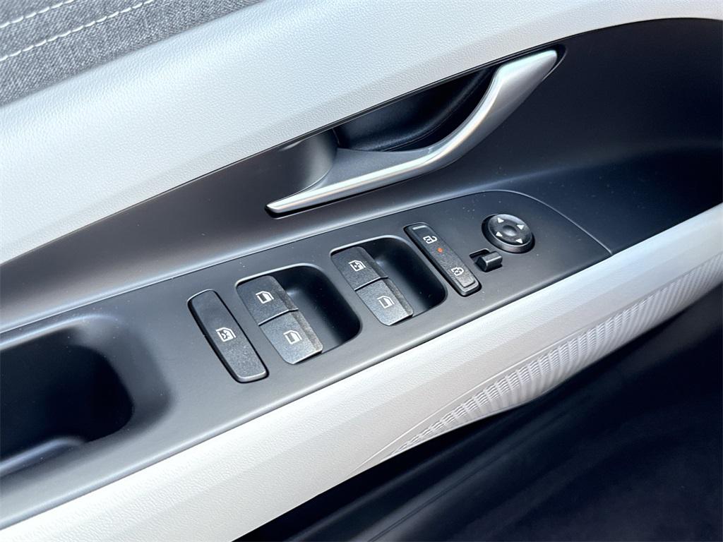 2025 Hyundai Elantra Limited photo 16