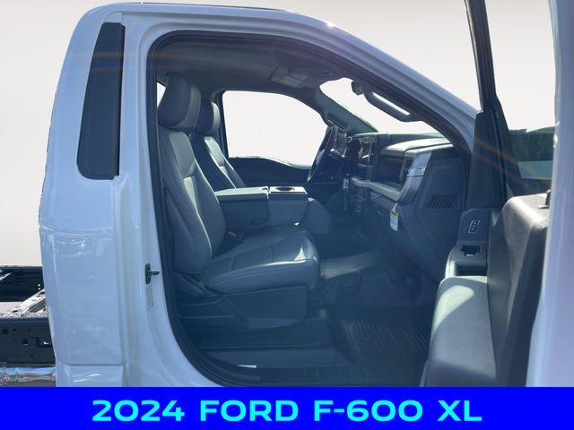 2024 Ford F-600 photo 13