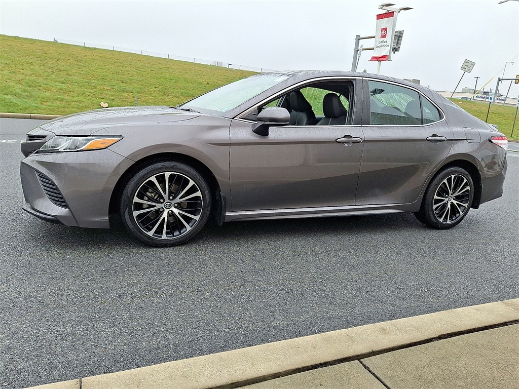 2020 Toyota Camry SE photo 4