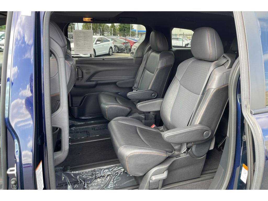 2022 Toyota Sienna XSE photo 13