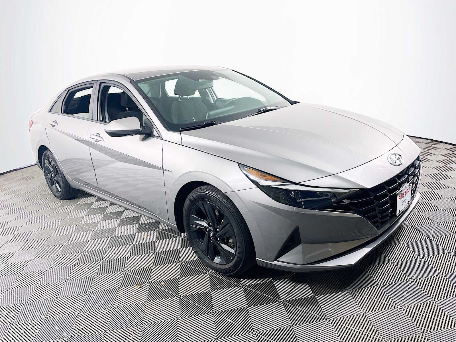 2023 Hyundai Elantra SEL photo 3