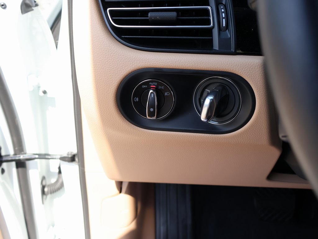 2025 Porsche Macan T photo 30
