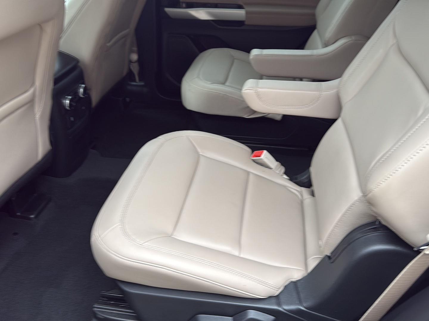 2022 Ford Explorer XLT photo 11