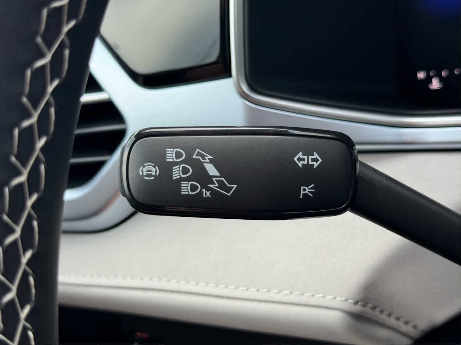 2025 Volkswagen Taos SE photo 14