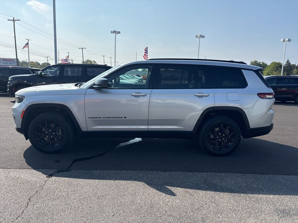 2024 Jeep Grand Cherokee Altitude photo 2